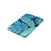 Tropical Green Blue Leaves Pattern Badematte (Schrägansicht)