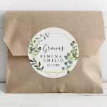 Tropical Green Spanish Danke Gastgeschenk Hochzeit Runder Aufkleber<br><div class="desc">Dieses tropisch grüne spanische Dankeschön an die Gastgeschenk Hochzeit klassischen Rundaufkleber ist perfekt für eine moderne Hochzeit. Das Design besticht durch handbemalte grüne Blätter, die einen goldenen geometrischen Rahmen schmücken. Machen Sie den Aufkleber mit Ihren eigenen Namen, der Veranstaltung (falls zutreffend) und dem Datum versehen. Diese Aufkleber können einen Hochzeitsempfang,...</div>
