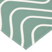 Tropical Green Zickzack Pattern Minimal Zigzag Tischdecke (Schrägansicht)