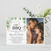 Tropical Greenery & Gold 'I Do GRILLEN' Couple Fot Einladung (Stehend Vorderseite)
