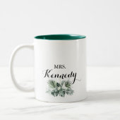 Tropical Greenery White Mrs. Newlywed Bride Zweifarbige Tasse (Links)