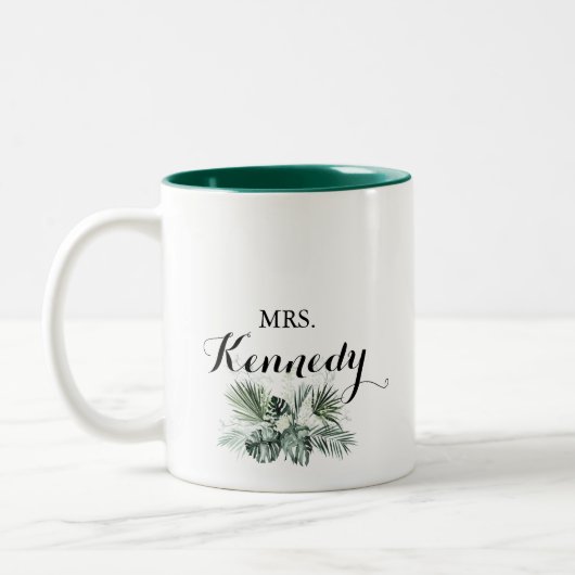 Tropical Greenery White Mrs. Newlywed Bride Zweifarbige Tasse (Links)