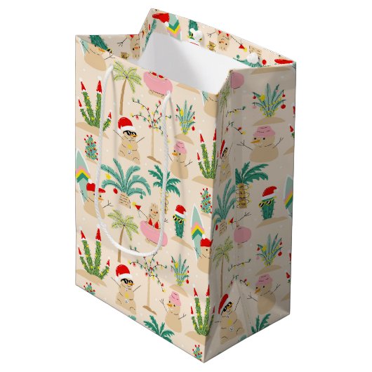 Tropical Holiday Vibes Christmas Pattern Mittlere Geschenktüte (Vorderseite Schrägansicht)