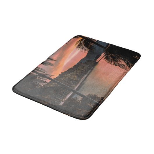 Tropical Island Abend Palm Tree Sonnenuntergang Badematte (Schrägansicht)