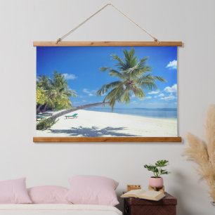 Tropical Island Beach mit weißem Sand und Palmen Wandteppich Mit Holzrahmen