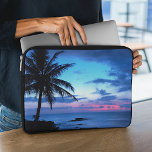 Tropical Island Beach Ocean Pink Blue Sunset Foto Laptopschutzhülle<br><div class="desc">Stilvolles und elegantes Foto von hellen und dunkelblauen, türkisfarbenen, violetten, amethystisch lila und pastellrosa Sonnenuntergang an einem exotischen Strand der Hawaiianischen Insel mit Palmen. Eine hübsche tropische Szene für Liebhaber von Hawaii, karibische Strände, das Meer, das Meer, die Schönheit der Tropen, und beliebte sonnige Sommerferien Destinationen. Schönes, modernes und cooles...</div>