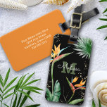 Tropical Island Floral Monogram Script Gold Black Gepäckanhänger<br><div class="desc">Lassen Sie sich von der eleganten tropischen Gastfreundschaft verzaubern, wo auch immer Sie reisen, wenn Sie dieses schicke, moderne Gepäckanhänger benutzen. Atemberaubende, ausgeklügelte, farbenfrohe tropische Aquarellvögel paradiesischer Blume, Imitate goldener Glitzer und personalisierte Kalligraphie-Skripte mit einem fett-monogramm-Initial, überlagern einen dramatischen schwarzen Hintergrund. Personalisieren Sie mit Ihrem Namen und Monogramm. Macht jedes...</div>