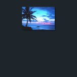Tropical Island Hübsch Pink Blue Sunset Landschaft Leinwanddruck<br><div class="desc">Schöne Naturfotografie. Ein stilvolles und gepflegtes Foto mit hellen und dunkelblauen,  türkisfarbenen,  violetten,  amethystischen lila und pastellrosa Sonnenuntergang an einem exotischen Strand der Hawaiianischen Insel mit Palmen. Eine hübsche tropische Szene für Liebhaber von Hawaii,  karibische Strände,  das Meer,  das Meer,  die Schönheit der Tropen,  und beliebte sonnige Sommerferien Destinationen.</div>
