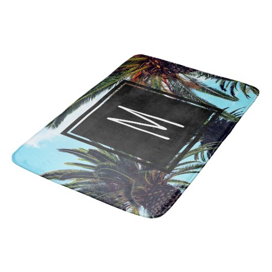 Tropical Island Palm Trees & Initial Letter Badematte (Schrägansicht)