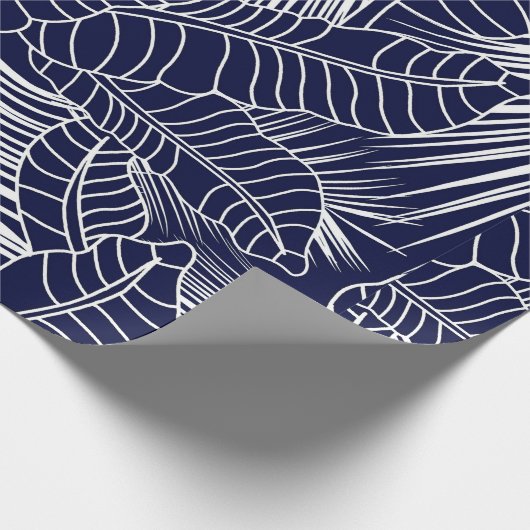 tropical leaf pattern on the navy blue background geschenkpapier (Ecke)