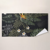 Tropical leaves and flowers in the night style. Se Badehandtuch (Badehandtuch)