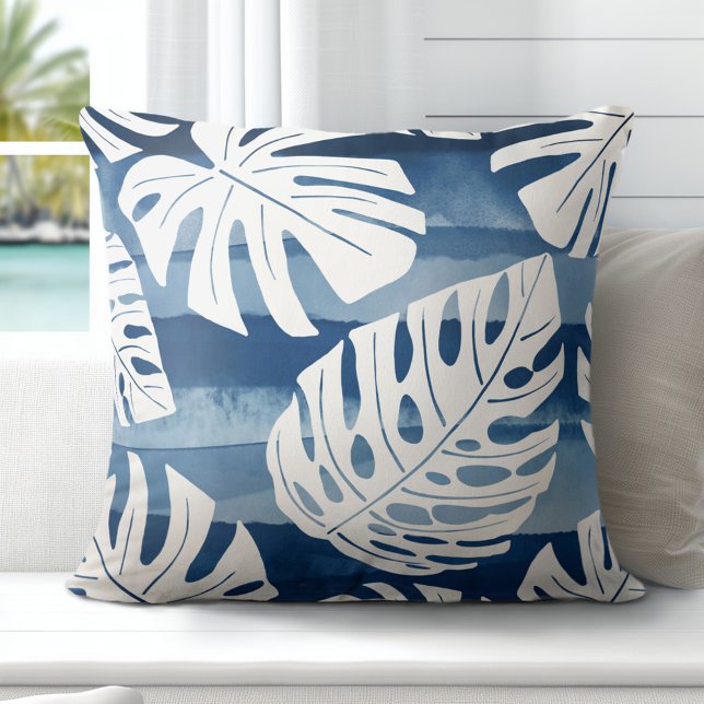 Tropical Modern Blue White Palm Blätter Kissen (Elevate Your Décor: Discover our Elegant Coastal Throw Pillows in Blue & White)
