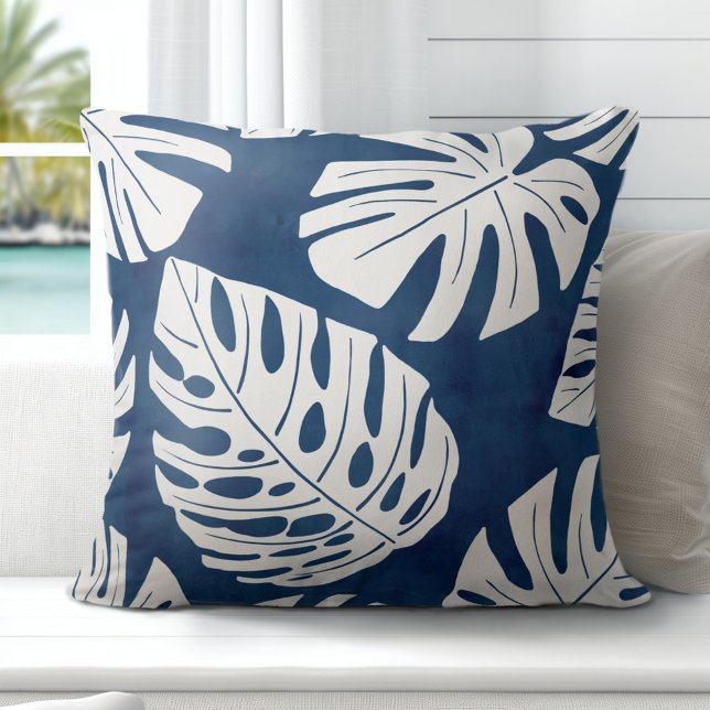 Tropical Modern Blue White Palm Blätter Kissen (Discover Gorgeous Coastal Throw Pillows by Totally Coast.)