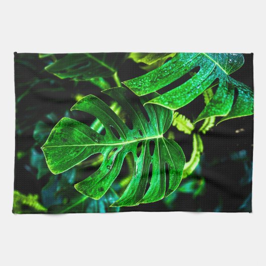 Tropical Monstera Glow – Jungle Leaf Photography Geschirrtuch (Horizontal)