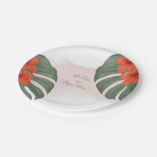 Tropical Monstera & Hibiskus Wedding Pappteller (Schrägansicht)