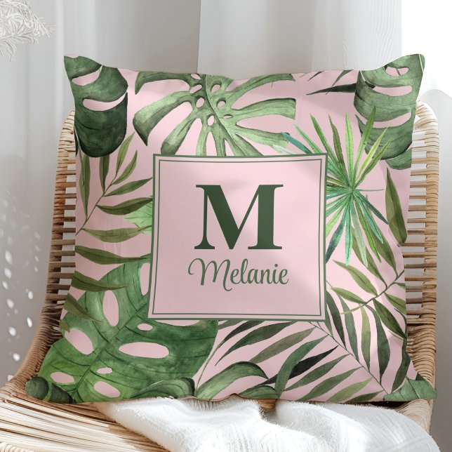 Tropical Monstera Individuelle Name und Initial Kissen (Tropical Monstera Custom Name and Initial Throw Pillow in a sunny rattan armchair.)