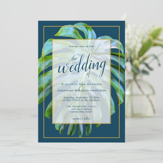 Tropical Monstera Leaf Dark Blue Gold Wedding Einladung (Stehend Vorderseite)