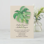 Tropical Monstera Leaf on Tan Wedding Invites (Stehend Vorderseite)