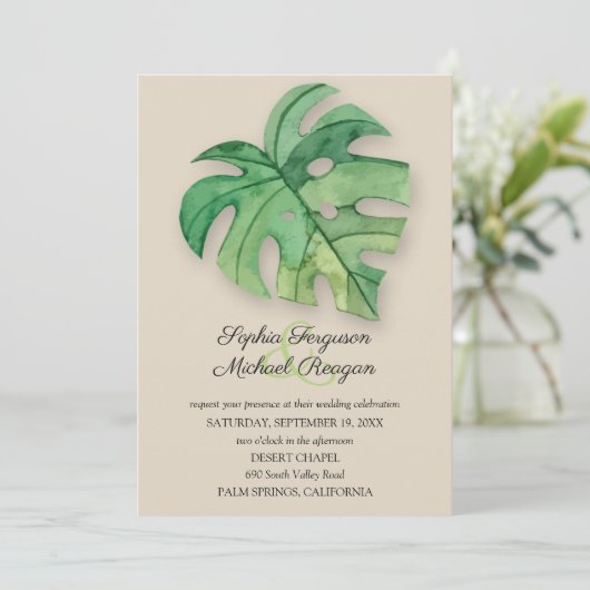 Tropical Monstera Leaf on Tan Wedding Invites (Stehend Vorderseite)
