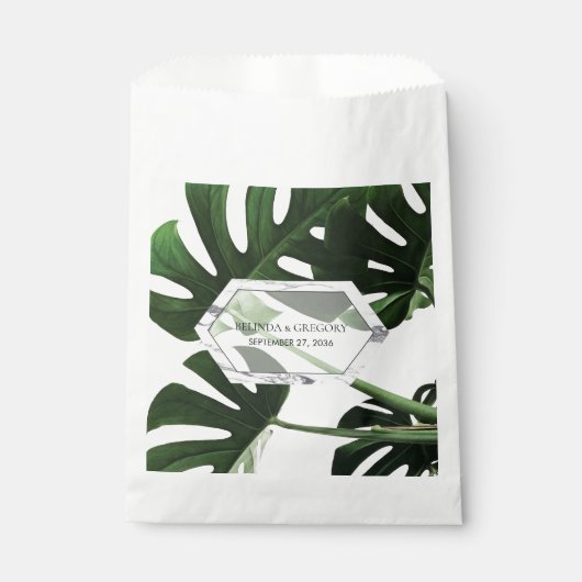 Tropical Monstera Marble Wedding Geschenktütchen (Vorderseite)