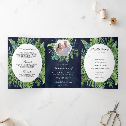 Tropical Monstera Palm Blätter Navy Blue Wedding Dreifach Gefaltete Einladung (Innenseite)