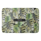 Tropical Monstera Palm Pastel Mit Monogramm Badematte (Vorderseite)