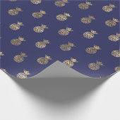 Tropical Navy Blue Gold Ananas Muster Geschenkpapier (Ecke)