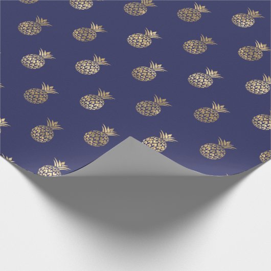 Tropical Navy Blue Gold Ananas Muster Geschenkpapier (Ecke)