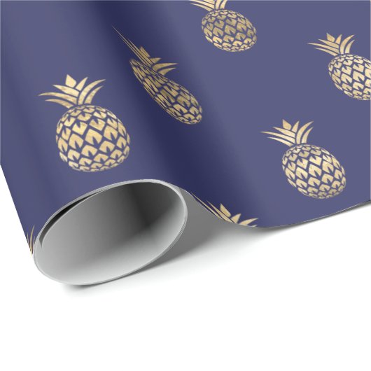 Tropical Navy Blue Gold Ananas Muster  Geschenkpapier (Rolleneckpunkt)