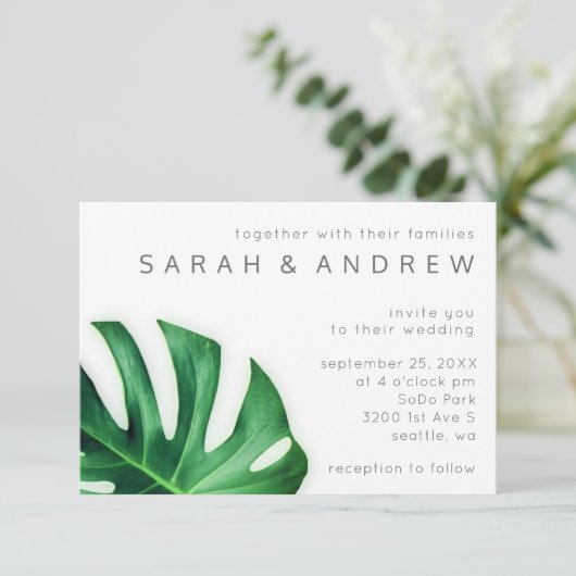 Tropical Palm Leaf Minimalistische Hochzeit Einlad Einladung (Stehend Vorderseite)
