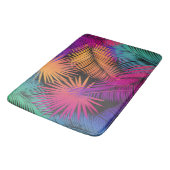 Tropical Palm Tree Blätter Jungle Rainbow Badematte (Schrägansicht)