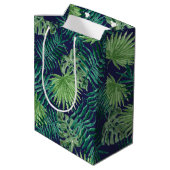 Tropical Palm Tree Blätter Muster dunkelblau grün Mittlere Geschenktüte (Rückseite Schrägansicht)