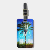 Tropical Palm Tree Blue Sky "Hier kommt die Sonne" Gepäckanhänger (Vorderseite vertikal)