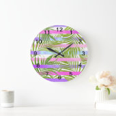 Tropical palm trees modern pink violet stripes große wanduhr (Zuhause)