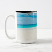 Tropical Paradise Beach Zweifarbige Tasse (Links)