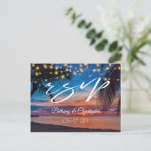 Tropical Sunset Beach String Lights Wedding RSVP Einladungspostkarte (Stehend Vorderseite)