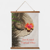 Tropical Vibes Hibisken Sunhat am Strand von Sand Wandteppich Mit Holzrahmen (Vorderseite)
