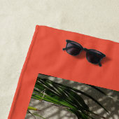 Tropical Vibes Hibisken Sunhat auf Sand Orange Strandtuch (Beispiel)
