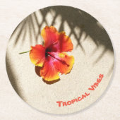 Tropical Vibes Hibiskus auf Sand individuell einst Runder Pappuntersetzer (Vorderseite)