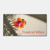 Tropical Vibes Hibiskus auf Sand individuell einst Schreibtischunterlage (Vorderseite)