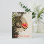 Tropical Vibes Sunhat und Hibiskus Postkarte (Stehend Vorderseite)