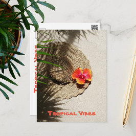 Tropical Vibes Sunhat und Hibiskus Postkarte