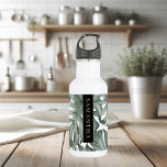 Tropical Watercolor Modern Oasis Leaves Edelstahlflasche<br><div class="desc">Die neue Kollektion Tropical Watercolor Moderne Oasis Blätter Muster ist ab sofort auf Zazzle erhältlich! Tauchen Sie ein in die lebendige Schönheit der Natur mit diesen atemberaubenden Produkten, die eine zeitgenössische Drehung auf tropischem Laub bieten.Wählen Sie aus einer großen Auswahl an Produkten, um Ihre Bedürfnisse und Ihren persönlichen Stil zu...</div>