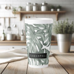 Tropical Watercolor Modern Oasis Leaves Milchtasse<br><div class="desc">Die neue Kollektion Tropical Watercolor Moderne Oasis Blätter Muster ist ab sofort auf Zazzle erhältlich! Tauchen Sie ein in die lebendige Schönheit der Natur mit diesen atemberaubenden Produkten, die eine zeitgenössische Drehung auf tropischem Laub bieten.Wählen Sie aus einer großen Auswahl an Produkten, um Ihre Bedürfnisse und Ihren persönlichen Stil zu...</div>