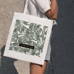 Tropical Watercolor Modern Oasis Leaves Tragetasche<br><div class="desc">Die neue Kollektion Tropical Watercolor Moderne Oasis Blätter Muster ist ab sofort auf Zazzle erhältlich! Tauchen Sie ein in die lebendige Schönheit der Natur mit diesen atemberaubenden Produkten, die eine zeitgenössische Drehung auf tropischem Laub bieten.Wählen Sie aus einer großen Auswahl an Produkten, um Ihre Bedürfnisse und Ihren persönlichen Stil zu...</div>