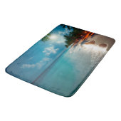 Tropical Waves Blauer Himmelsstrand Badematte (Schrägansicht)