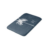 Tropical White Palm Tree Elegante Monogram Badematte (Schrägansicht)