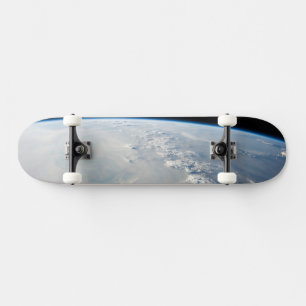Tropisch blaue Gewässer des Persischen Golfs. 2 Skateboard