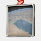 Tropisch blaue Gewässer des Persischen Golfs. Ornament Aus Metall (Links)