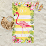 Tropisch-gelber Flamingo-Individuelle Name Strandtuch<br><div class="desc">Dieses personalisierte Badetuch im Sommer ist mit einem hübschen rosa Flamingo,  üppigen tropischen Blätter aus Palmen,  Blume aus Hibiskus und weißen Streifen an der Küste ausgestattet. Lebhafte Farben sind Rosa,  Magenta,  Gelb und Grün. Personalisieren Sie den benutzerdefinierten Text mit einem Namen.</div>